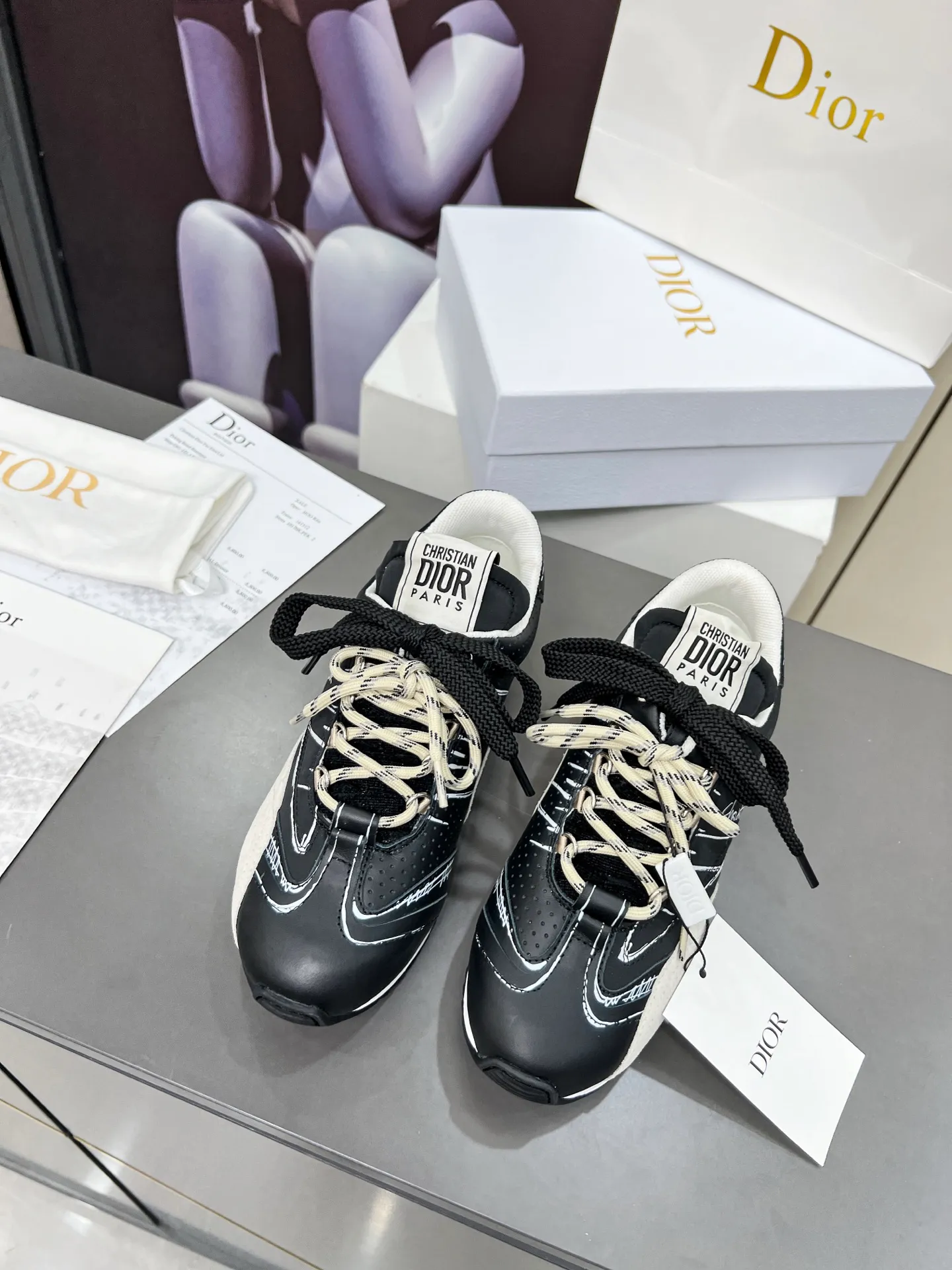 Black men's shoes 💰540 This D-Sketch sneaker is a new product of the 2025 spring and summer ready-to-wear series❤️‍🔥❤️‍🔥❤️‍🔥❤️‍🔥, highlighting the classic retro aesthetics. Crafted from gold-toned crinkled sheepskin and gold-toned laminated calfskin 🌹🌹🌹, it features beige suede calfskin panels and double laces. The side is decorated with a handwritten Christian Dior Men's Shoes 💰aris logo🎆🎆🎆, while the heel and tongue are embellished with Christian Dior Men's Shoes 💰aris logo panels and plaques. Paired with two-color thin rubber soles, they look more refined. Size: 35~41 (men’s model is currently available). Color: black, white, gold, silver.